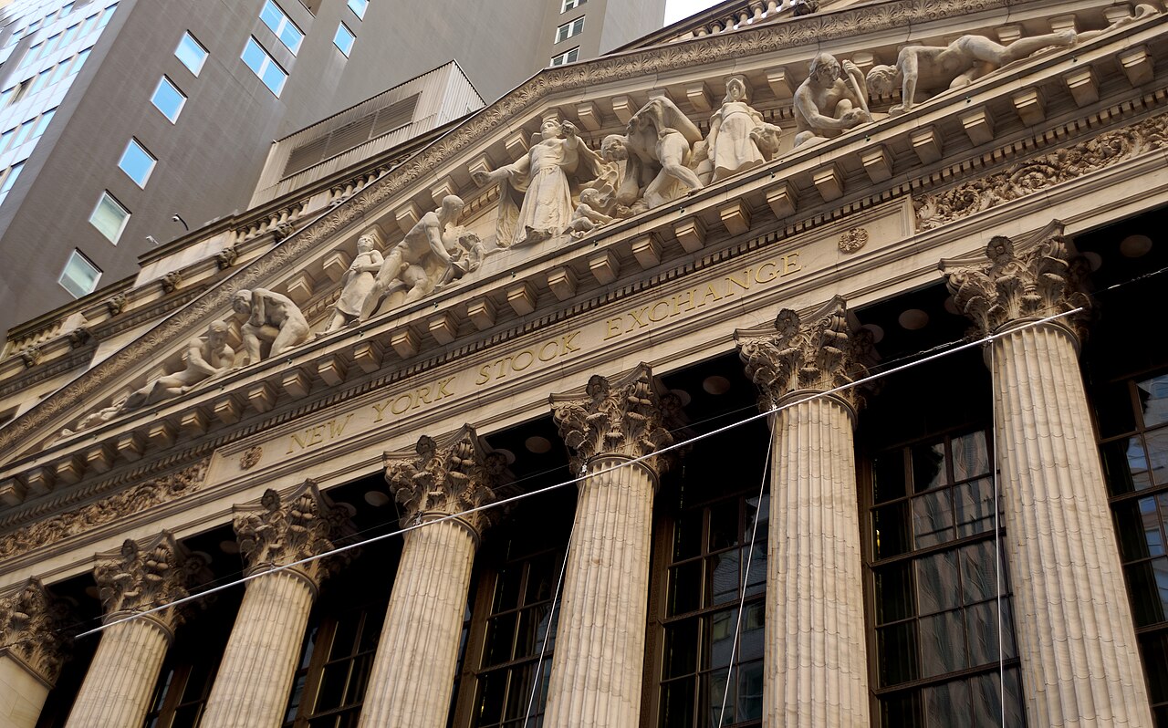 Phố Wall phân hóa: Dow Jones tăng hơn 1 phần trăm nhờ nhóm y tế