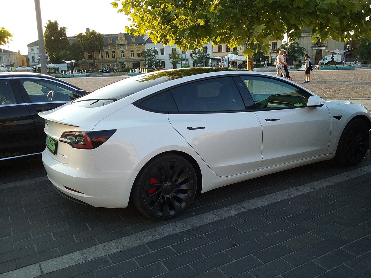 Tesla báo cáo quý III tối nay: xe điện chững lại, đặt cược vào robotaxi và người máy